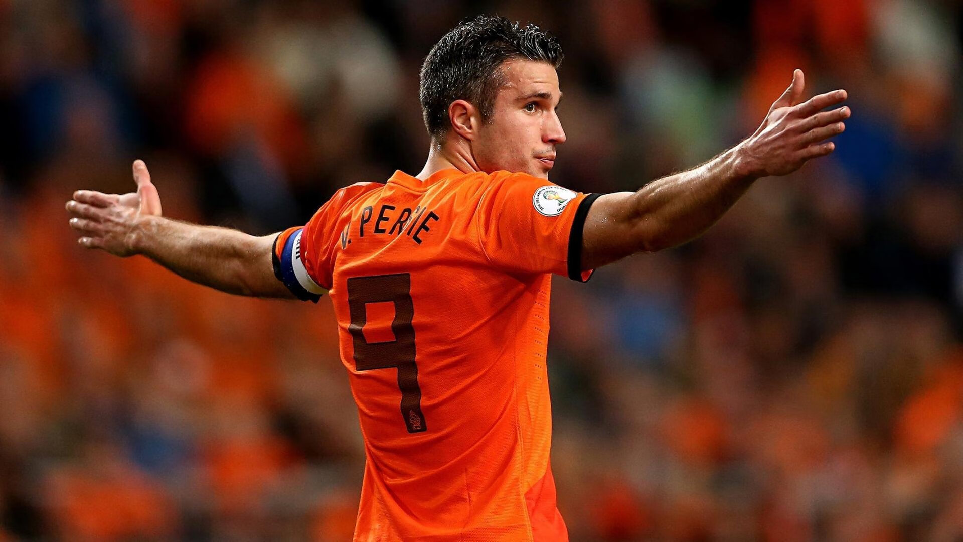 萨巴伦卡赛后谦逊发言登热搜,AC米兰鏖战巴黎圣日耳曼引发热议